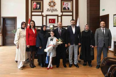 Rektör Çakmak’tan 23 Nisan jesti: Koltuk Asya Mina’ya emanet