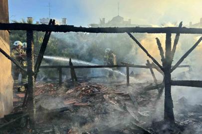 Restoran çatısı alevlere teslim oldu