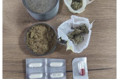 Reyhanlı’da durdurulan araçta uyuşturucu ve kurusıkı tabanca ele geçirildi