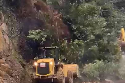 Rize’de heyelanı temizleyen iş makinesi 2. heyelandan son anda kurtuldu