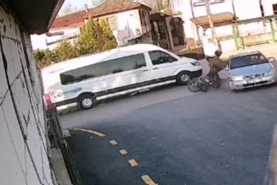 Sağdan sollayan motosikletli otomobile çarptı: Kaza anı kameraya yansıdı