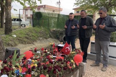 Saldırıda hayatını kaybeden Adnan’ın mezarlarına bırakılan notlar duygulandırdı
