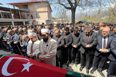 Saldırıda öğrencilerine siper olan öğretmen, gözyaşlarıyla son yolculuğuna uğurlandı