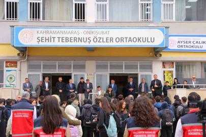 Saldırının gerçekleştiği okulun velileri çocuklarını öperek okula yolladı