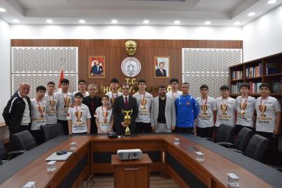 Şampiyonlar kazandıkları kupayı, Kaymakam Güldoğan’a götürdü