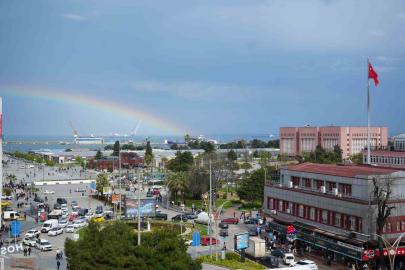 Samsun’da yağmur sonrası deniz üzerinde gökkuşağı oluştu