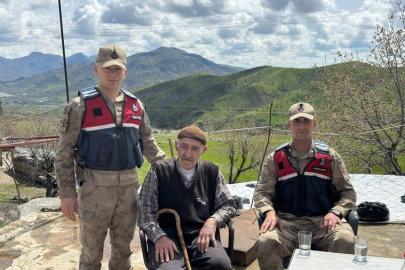 Sason’da jandarma köy okullarını gezdi, yaşlılarla buluştu