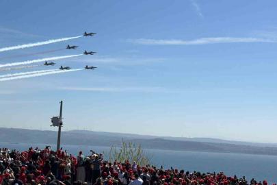 Şehitler Abidesi’nde Türk Yıldızları gösterisi nefesleri kesti