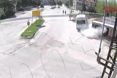 Servis minibüsü kaldırıma çarparak durağı yere serdi: İki genç kızın saniyelerle kurtulduğu kaza anı kamerada