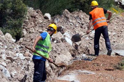 Seydikemer Çatak Mahallesi içme suyu isale hattı yenileniyor