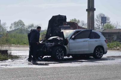 Seyir halindeki cip yandı