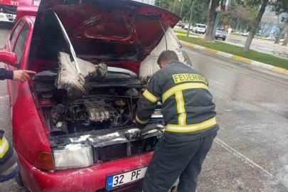 Seyir halindeki otomobil alev aldı