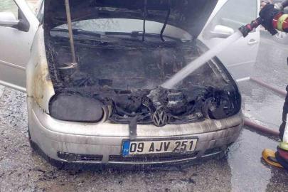 Seyir halindeki otomobil alev aldı