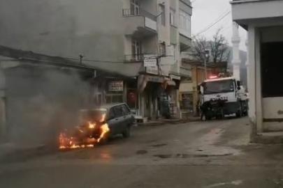Seyir halindeki otomobil alev alev yandı