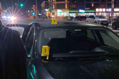 Seyir halindeki otomobile yorgun mermi isabet etti