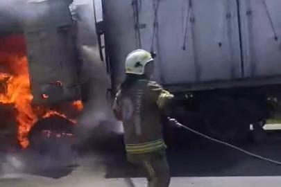 Seyir halindeki tır alev alev yandı