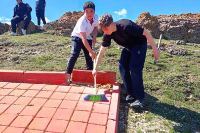 Seyitömer Ortaokulu öğrencilerinden anlamlı 23 Nisan davranışı