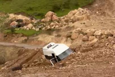 Siirt’te heyelan: Minibüs mahsur kaldı