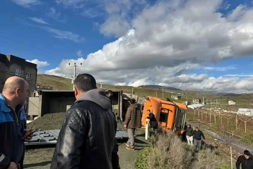 Siirt’te kamyon devrildi: Uzun araç kuyruğu oluştu