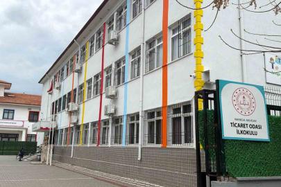 Sınıfın düşen tavan sıvası 3 öğrenciyi yaraladı