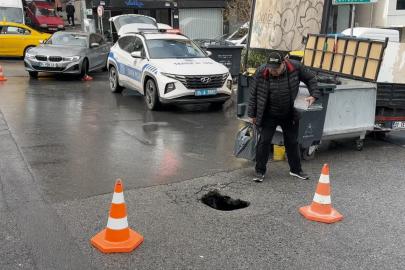 Şişli’de sağanak yağış nedeniyle yol çöktü