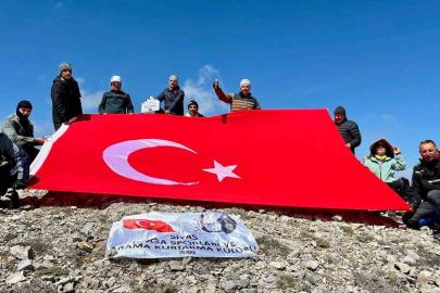 Sivaslı dağcılar 2 bin 211 metrede Türk bayrağı açtı