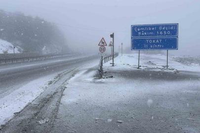 Sivas’ta kış geri döndü: Geçitler karla kaplandı