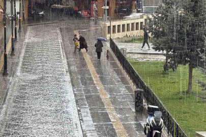 Sivas’ta kuvvetli yağmur etkili oldu, hazırlıksız yakalananlar sığınacak yer aradı