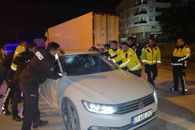 Sızan sürücüyü uyandırmak için aracı beşik gibi salladılar