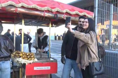 Sosyal Medyada yabancı turistlerin ilgi odağı olan kestaneci Alper Temel, "Amacım İstanbul’un ruhunu güzelliğini göstermek"