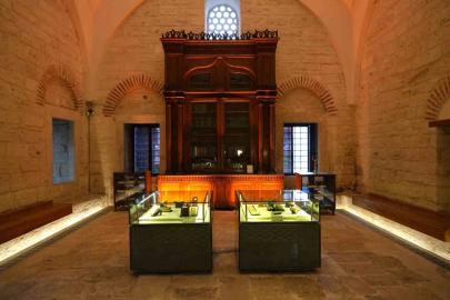 Sultan Abdülhamid Han’ın elleriyle yaptığı kitaplık Beyazıt Yazma Eser Kütüphanesi’nde 142 yıldır korunuyor