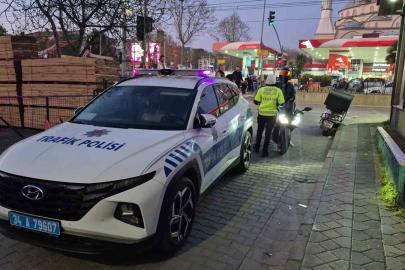 Sultangazi’de motosiklet yayaya çarptı: Kaza anı kamerada