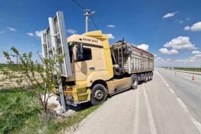 Sürücüsü fenalaşan tır reklam tabelasına çarptı: 4 yaralı