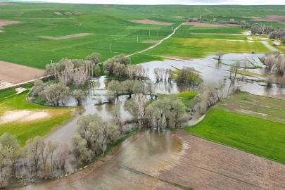 Tarım arazilerini sular altında bırakan Kanak Çayı dronla görüntülendi