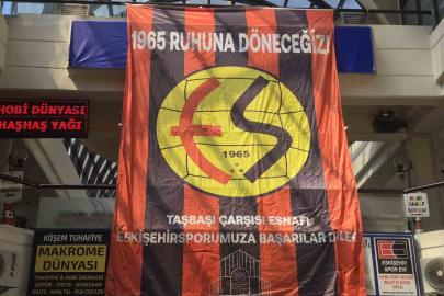 Taşbaşı esnafından Eskişehirspor’a bayraklarla destek