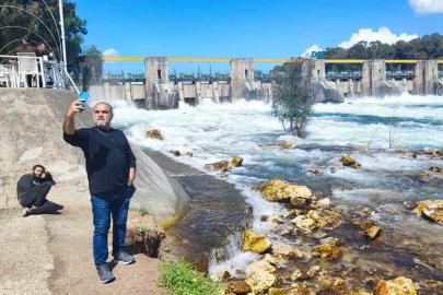 Taşkın önlemi manzaraya dönüştü, herkes fotoğraf çekti