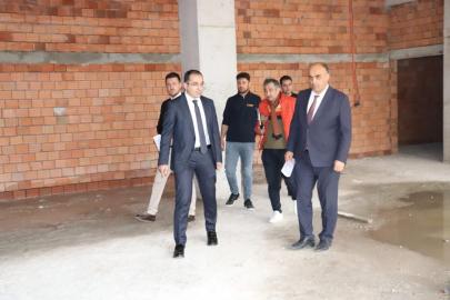 Tavşanlı’da Kaymakam Özdemir yeni okul inşaatı yerinde incelendi