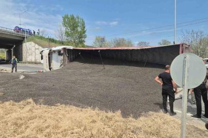 Tekirdağ’da ayçiçeği çekirdeği yüklü tır devrildi, trafik kilitlendi