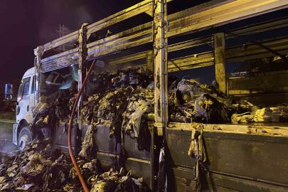 TEM otoyolunda tekstil yüklü kamyon alev aldı