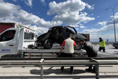 TEM’de otomobil yön levhasına saplandı: 1 kişi yaralandı