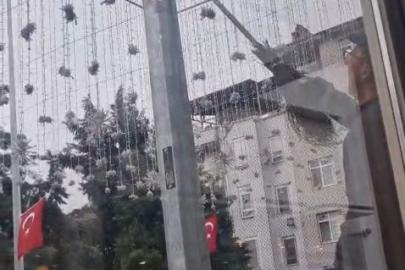 Temizlik işçisinin bayrak duyarlılığı