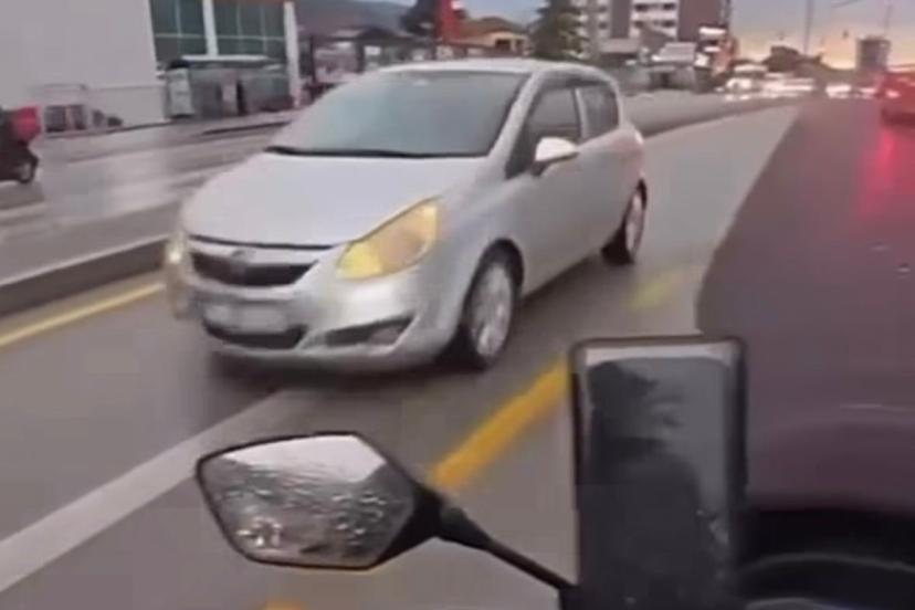 Ters yönde ilerleyen sürücü trafiği birbirine kattı