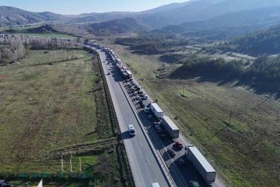 Tır devrildi, Kayseri-Sivas yolunda uzun araç kuyruğu oluştu