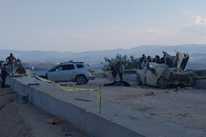 Tır rampaya çarptı, fırlayan mermerler minibüsü parçaladı: 1 ölü, 3 yaralı