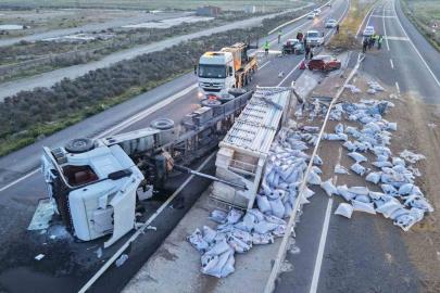 Tır refüje devrildi, yardım etmek için duran araca başka araç çarptı: 6 yaralı