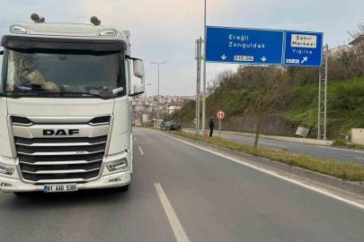 Tırın kör noktasına giren otomobil refüje çıktı