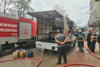 Tokat’ta jeneratörden çıkan kıvılcım aracı yaktı