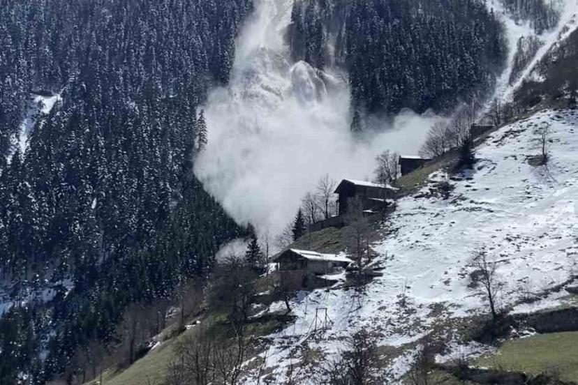 Trabzon’daki çığ anı cep telefonu kamerasına yansıdı