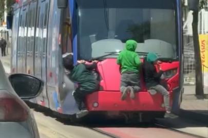 Tramvayın arkasına tutunan çocuklar yürekleri ağza getirdi