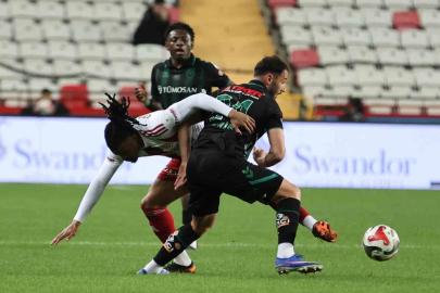 Trendyol Süper Lig: Antalyaspor: 0 - Konyaspor: 0 (İlk yarı)